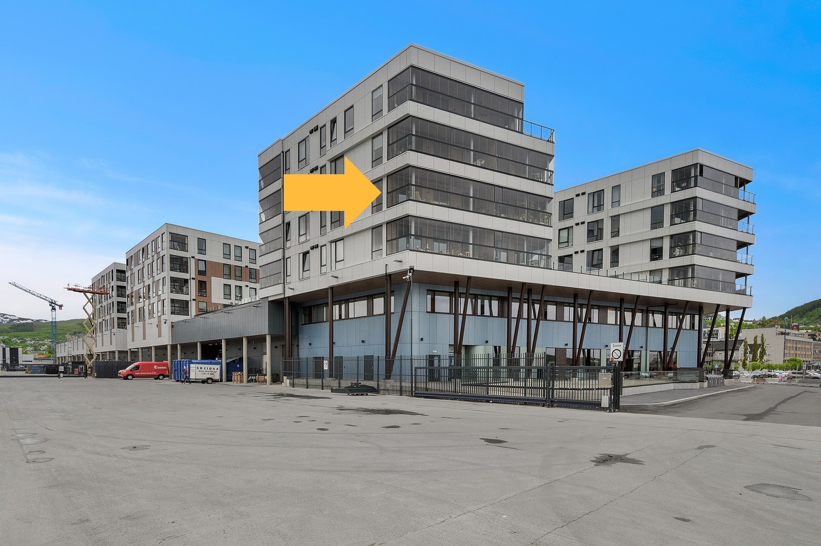 Leiligheten har en attraktiv beliggenhet i byggets fjerde etasje, med heisadkomst. Galleribilde