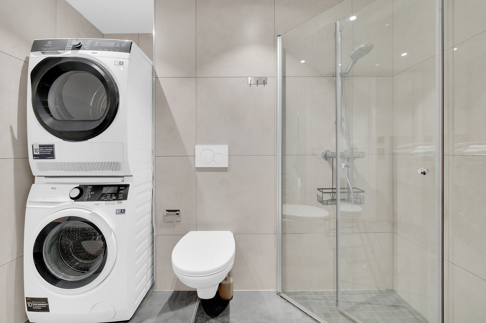 Badet har en plassbesparende løsning med vaskemaskin og tørketrommel i høyden. Galleribilde