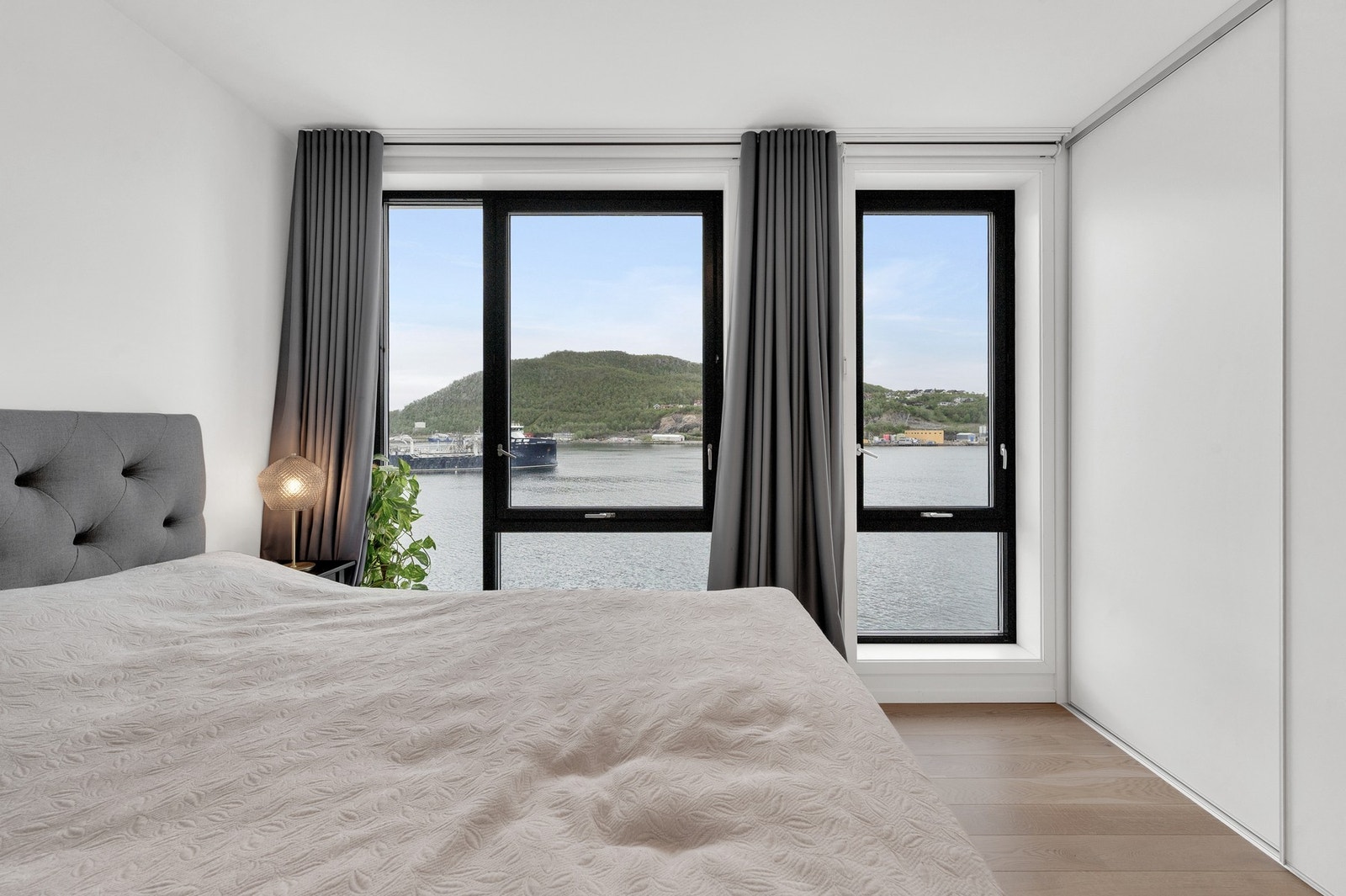 Rommet er utstyrt med en stor skyvedørsgarderobe som gir rikelig med oppbevaringsplass. Galleribilde