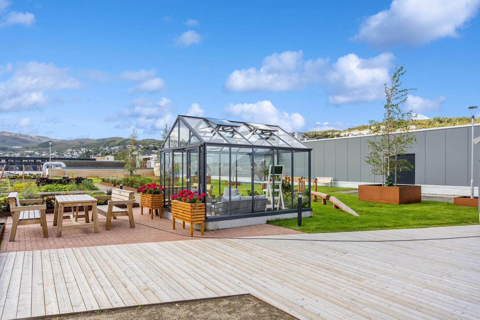 Her har du et fantastisk felles uteområde for beboerne, her kan du fortsatt tilbringe tid i felles hage, men samtidig leve en enkel hverdag i leilighet uten bekymring for snømåking og utvendig vedlikehold. Galleribilde