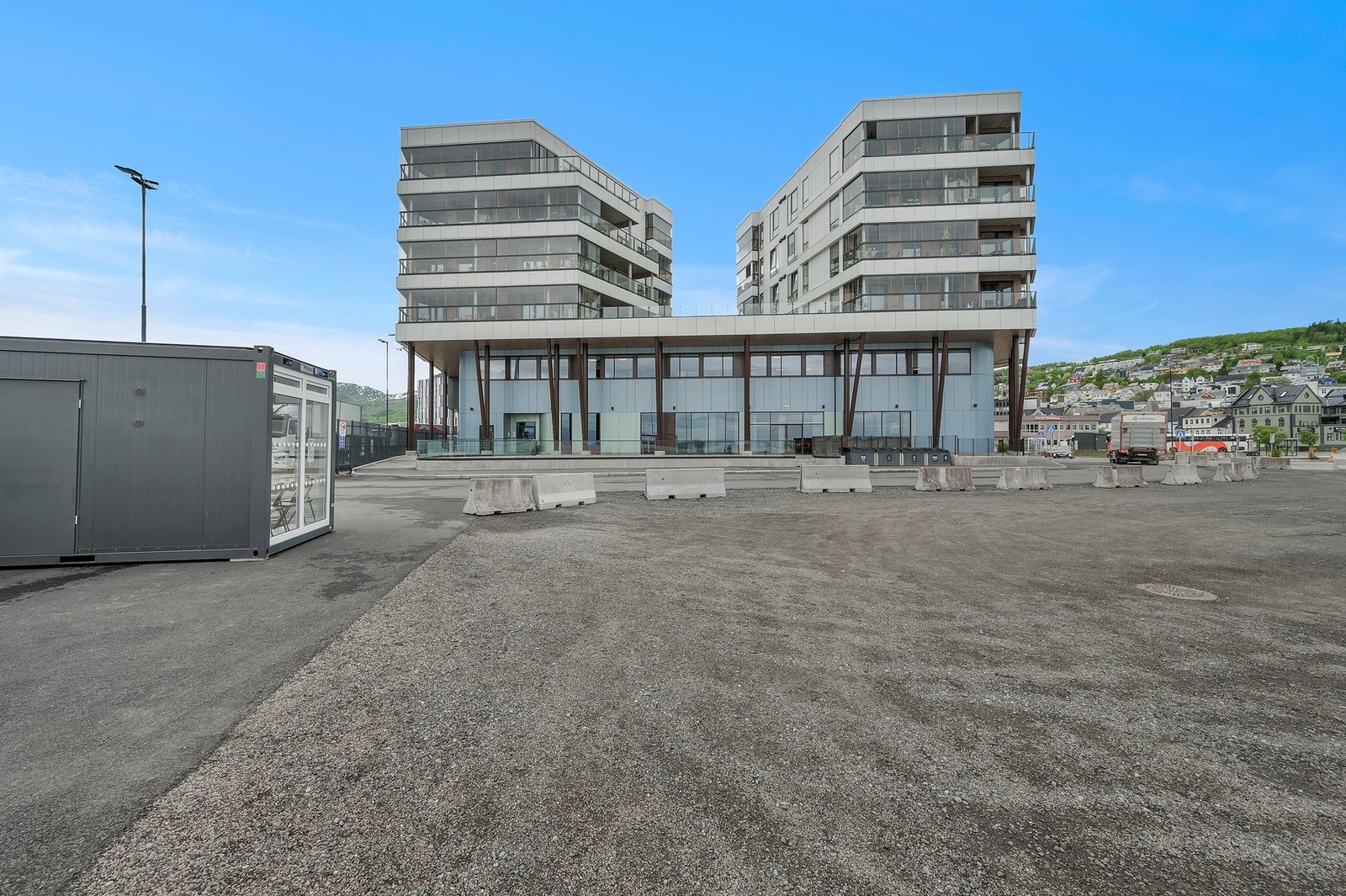 Bygget har en moderne arkitektur og er plassert helt nede ved kaifronten. Galleribilde