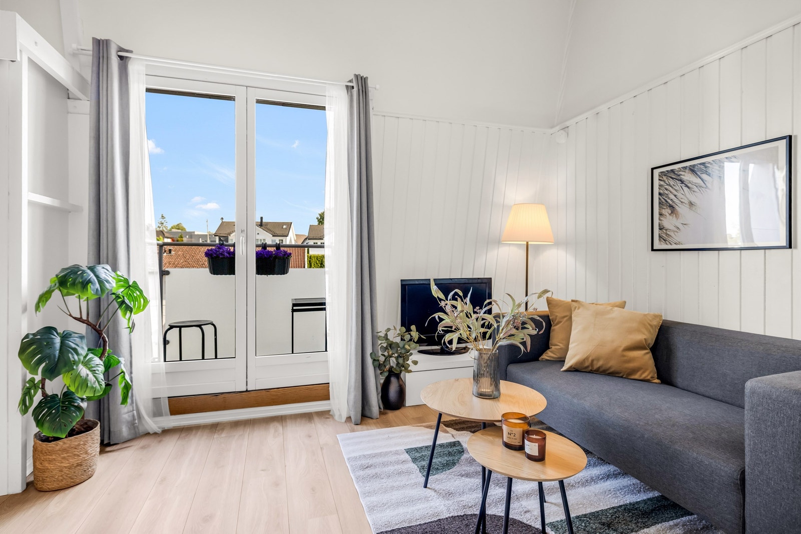 Velkommen til Sandstuveien 52A! Dette er en lys og hyggelig selveierleilighet som passer ypperlig for førstegangskjøpere, pendlere eller utleie. Galleribilde