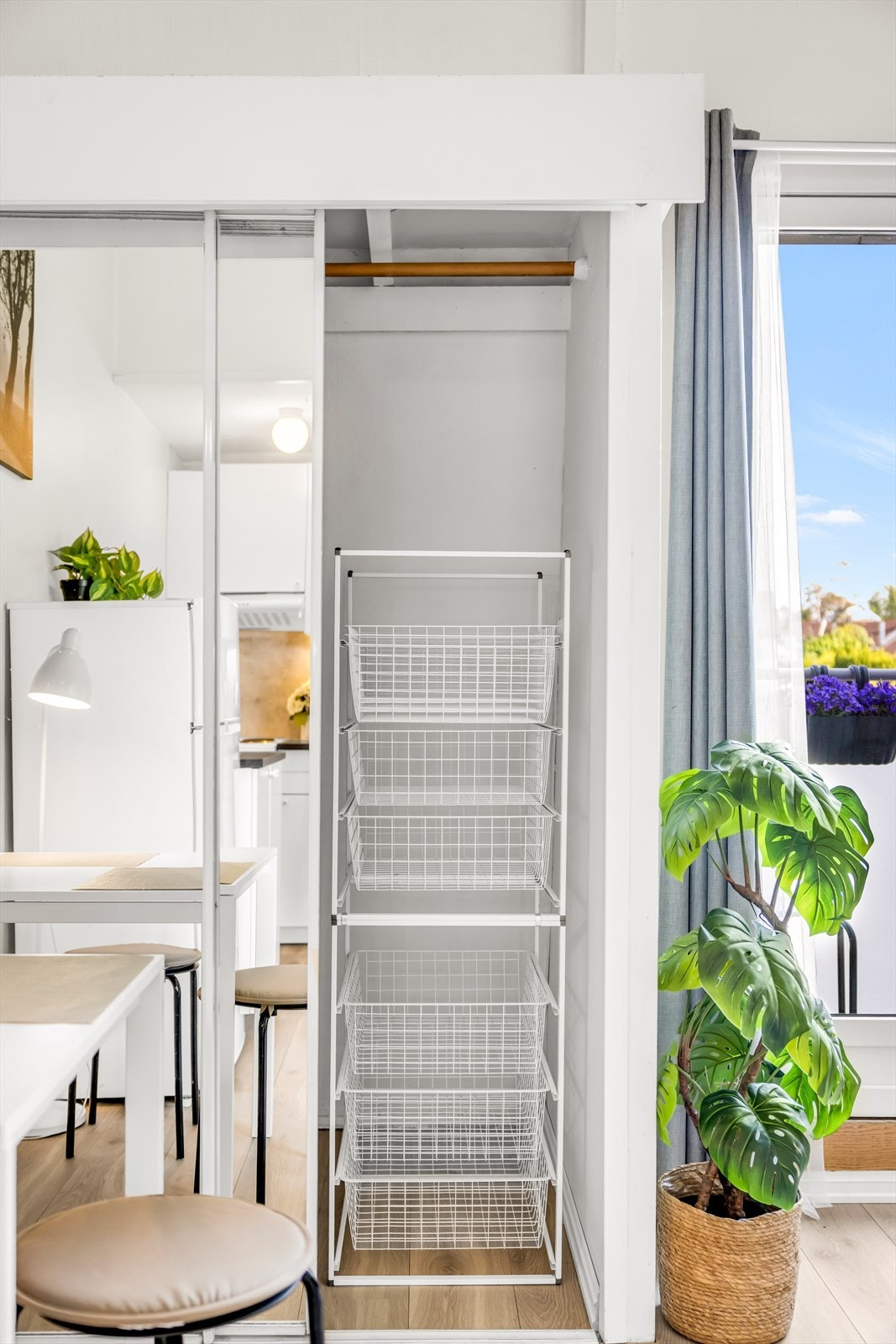 Godt med lagringsplass både internt i leiligheten og i to eksterne boder. Galleribilde