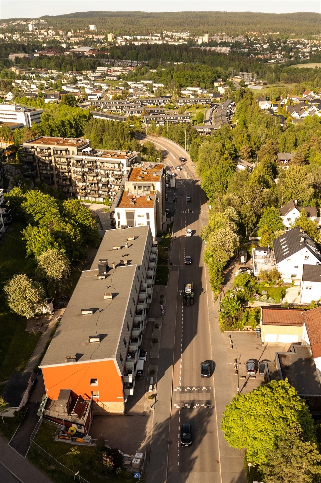 Dagligvarehandelen kan gjøres ved bl.a Rema 1000 i Sandstuveien som ligger i gå avstand fra leiligheten, ca. 200 meter unna Galleribilde