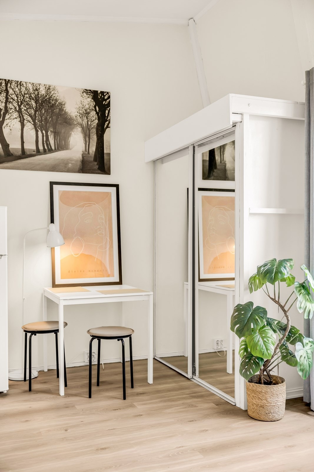 Leiligheten har en romslig skyvedørsgarderobe for praktisk oppbevaring. Galleribilde