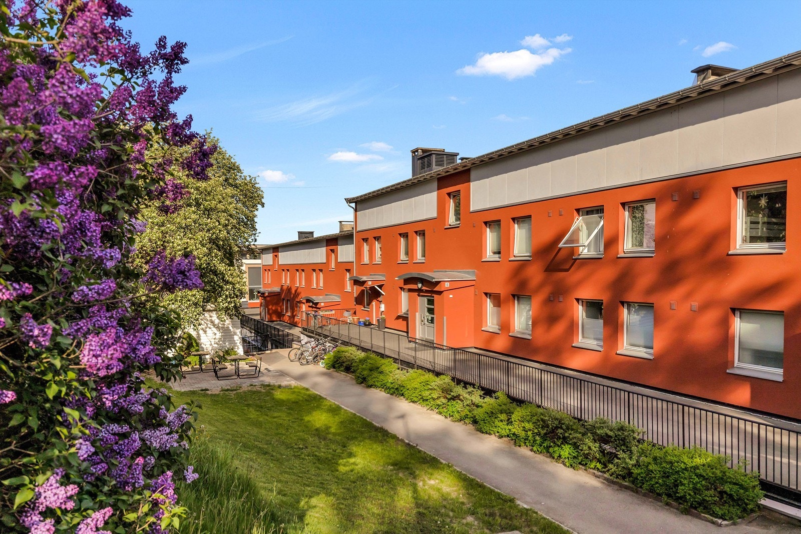 Leiligheten ligger i toppetasjen i veldrevet sameie med god vedlikeholdshistorikk. Galleribilde