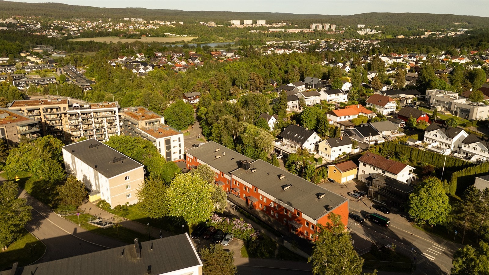 Området er et fredelig og barnevennlig nabolag med nærhet til skoler, barnehager, kollektivtransport, marka og daglige servicetilbud. Galleribilde