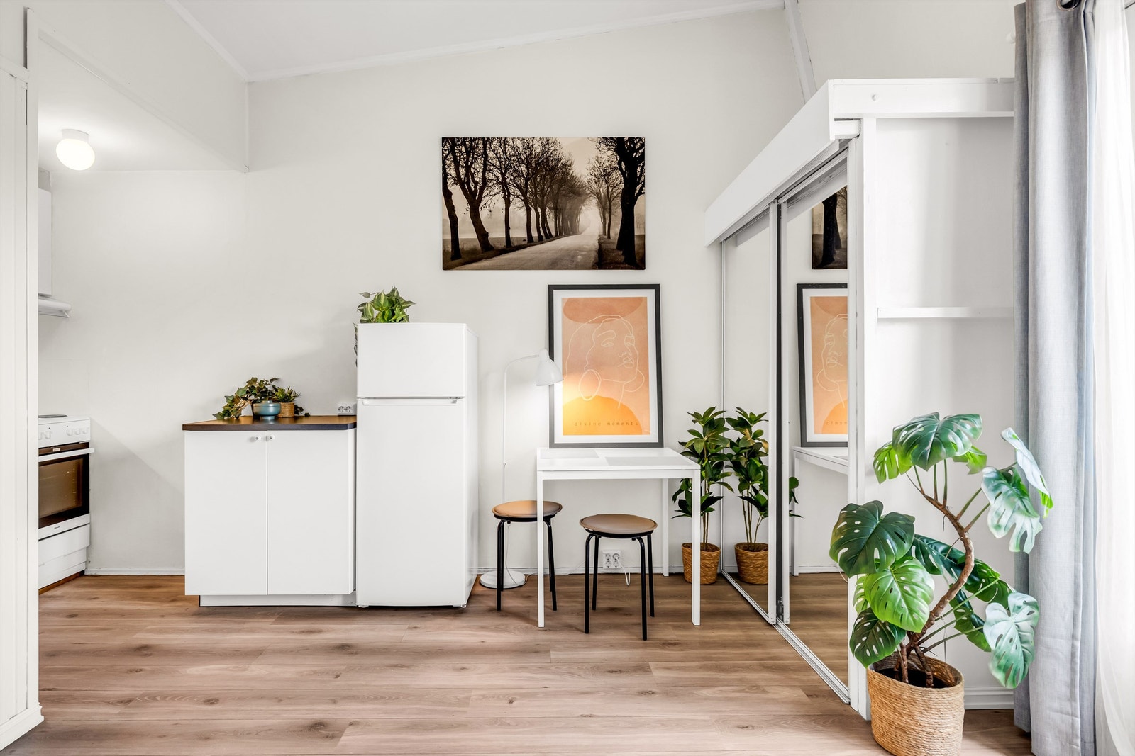 Naturlig plass for spisebord i tilknytning til kjøkkenet. Galleribilde
