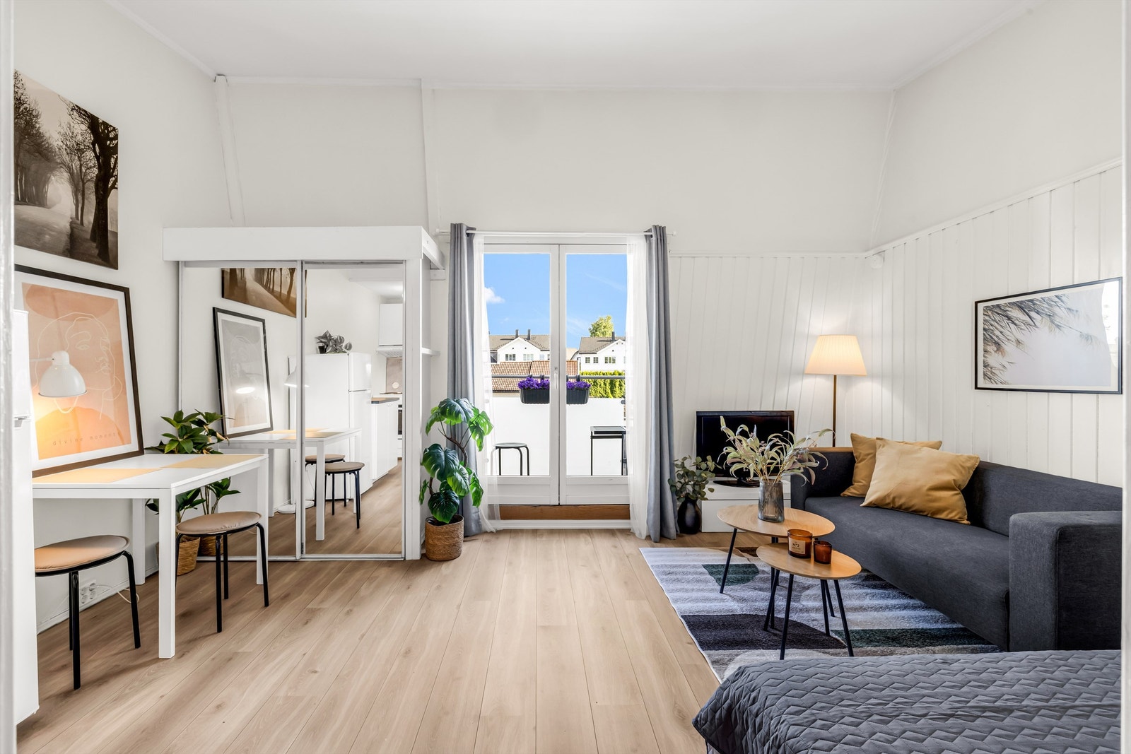 Balkongen fungerer som en utvidelse av oppholdsrommet sommerhalvåret. Galleribilde