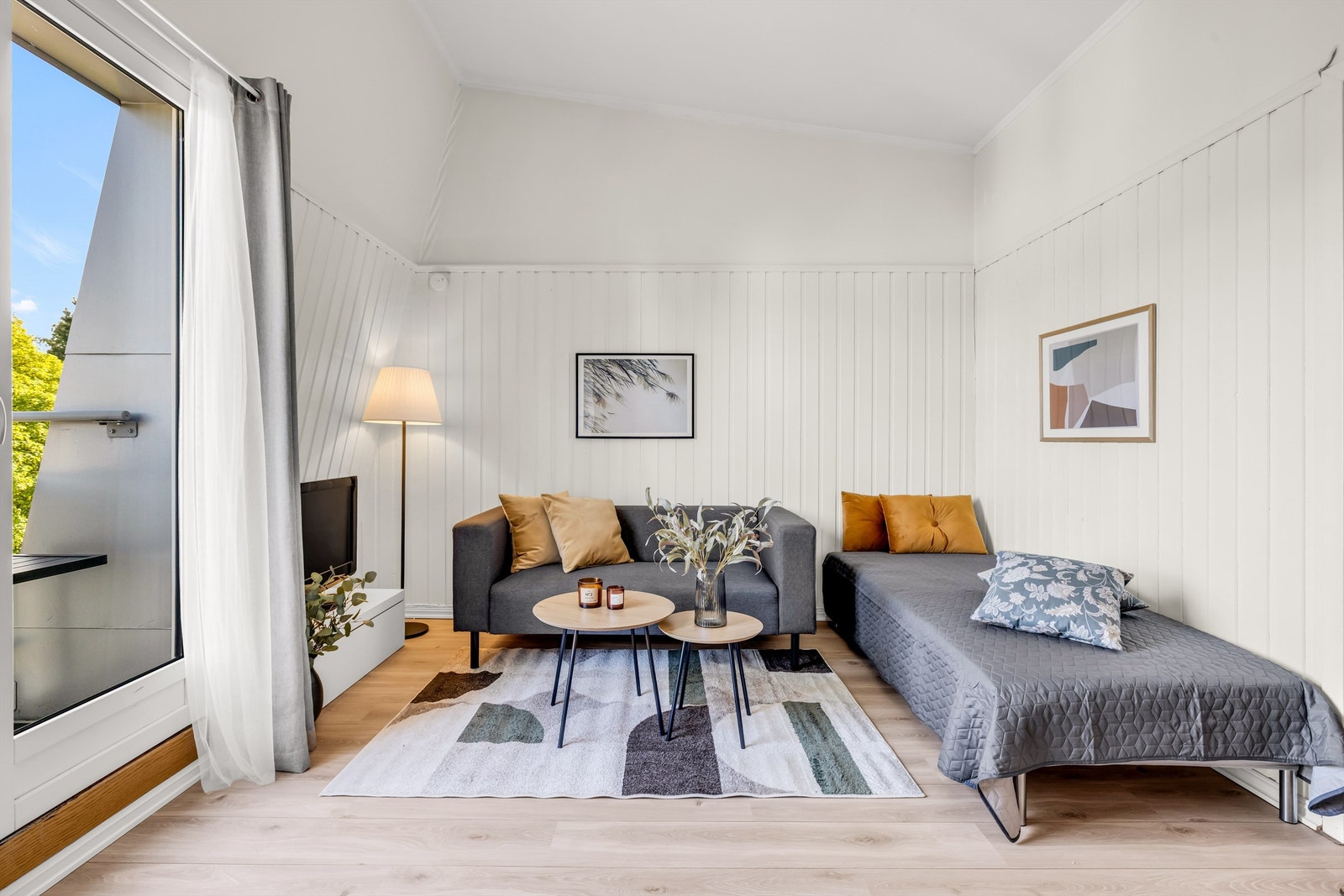 Leiligheten har generøs takhøyde, lysmalte overflater og pene gulv. Galleribilde