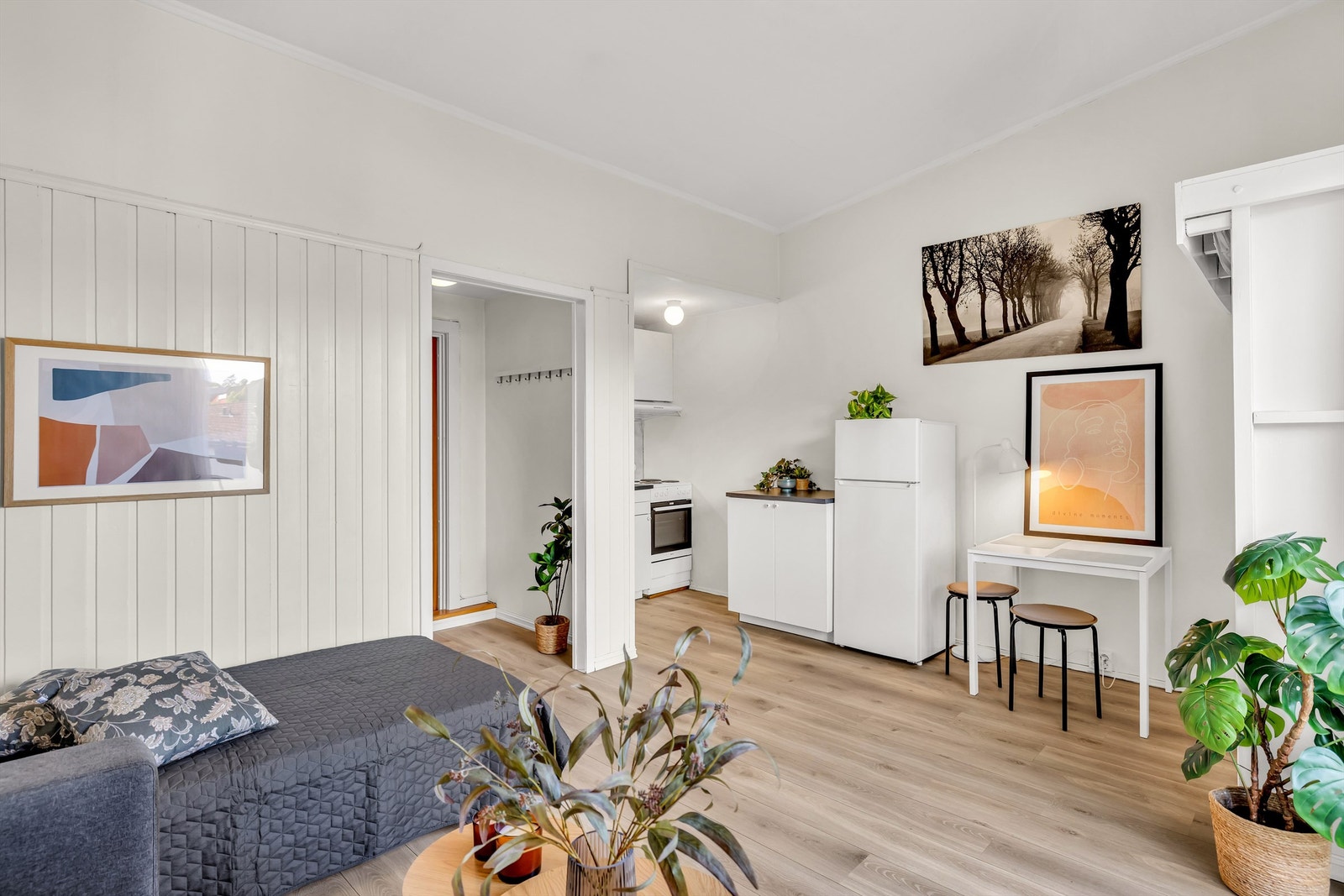 Oppholdsrommet har god plass til både sofa, Tv møblement, spisebord og seng. Galleribilde