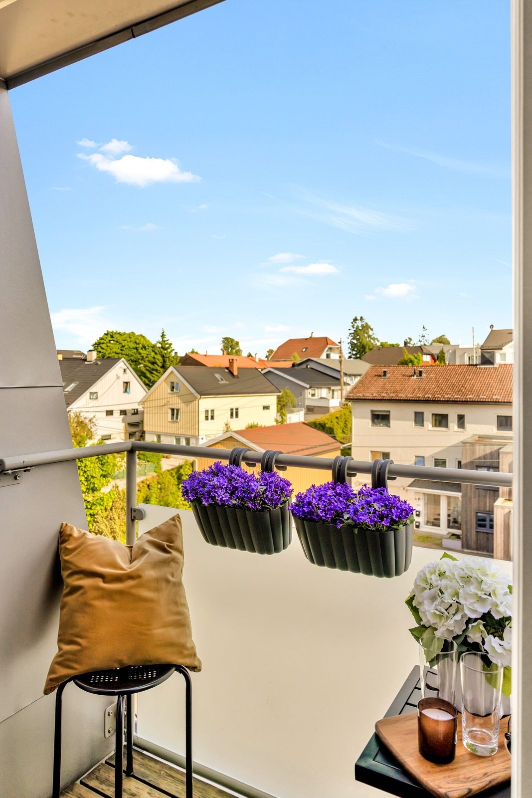 Leiligheten ligger flott til i 3. etasje fra inngangsplan med solrik balkong utenfor stuen. Galleribilde