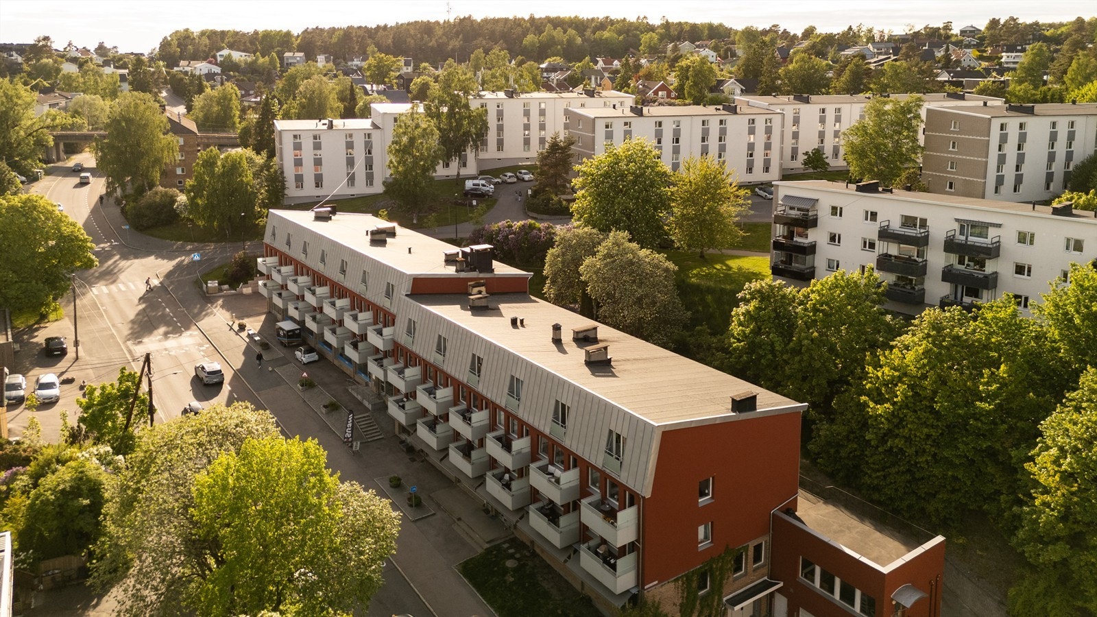 Området har et meget godt kollektivtilbud som gjør det enkelt å leve et aktivt liv uten bil. 1 minutt gange til T-banen/Brattlikollen stasjon (linje 1 og 4). T-banene tar deg til sentrum på ca. 15 minutter. Galleribilde
