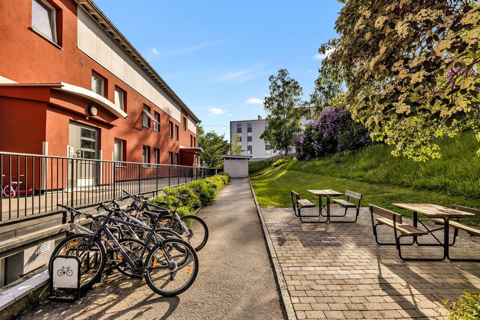 Tomten er hyggelig opparbeidet med blant annet internstier, sykkelstativer, sittebenker, plenarealer, prydbusker og diverse beplanting. Galleribilde