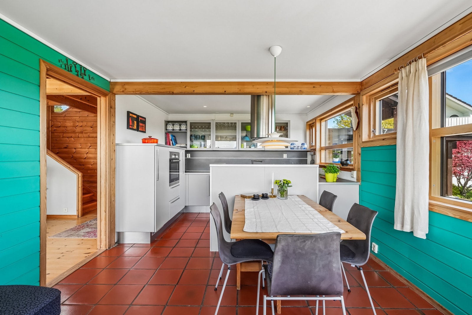 En hyggelig spiseplass som naturlig samler familie og venner til både hverdagsmiddager og lange helgefrokoster. Galleribilde