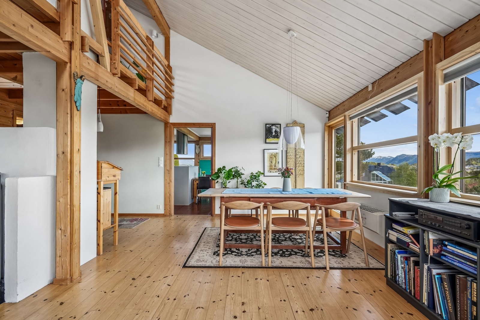 Her får du en bolig med tydelig arkitektonisk karakter, der den åpne planløsningen skaper flotte, sosiale oppholdsrom. Galleribilde