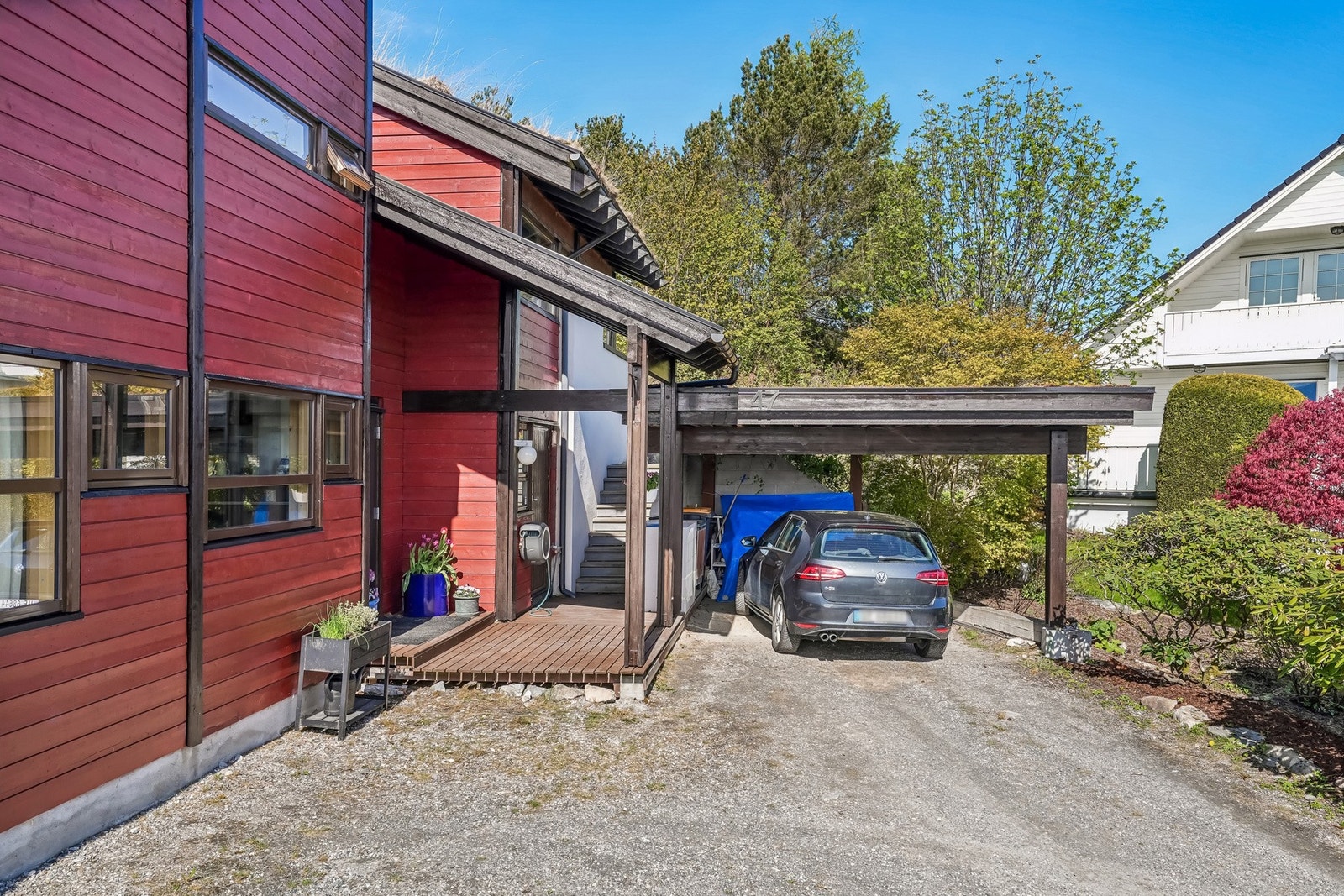 Det er gode parkeringsmuligheter på gruset gårdsplass eller i carport. Galleribilde