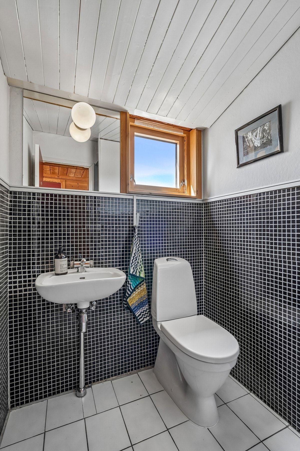 Toalettrommet i 2.etasje er flislagt med panel i himling. Utstyrt med toalett, servant og speil med lampe. Galleribilde