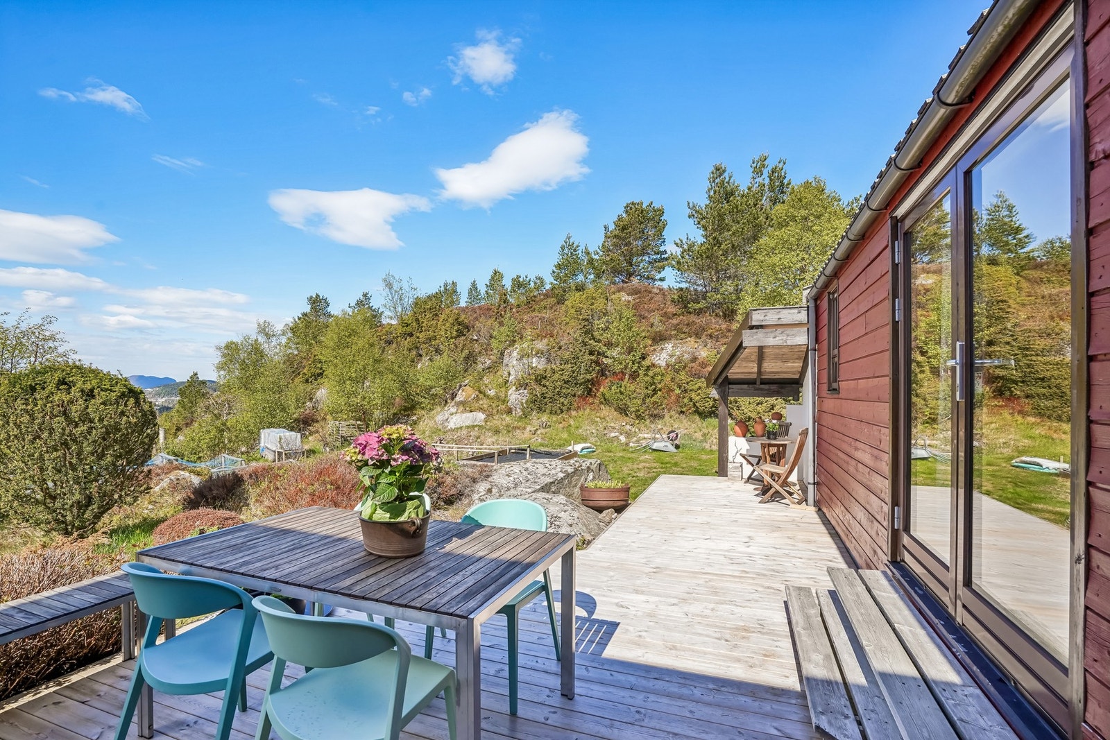 En skjermet terrasse med god plass, flotte solforhold og naturskjønne omgivelser. Herfra er det en rås som fører opp til selve Lerstadtoppen, og her nyter du utsikt i alle himmelretninger. Galleribilde