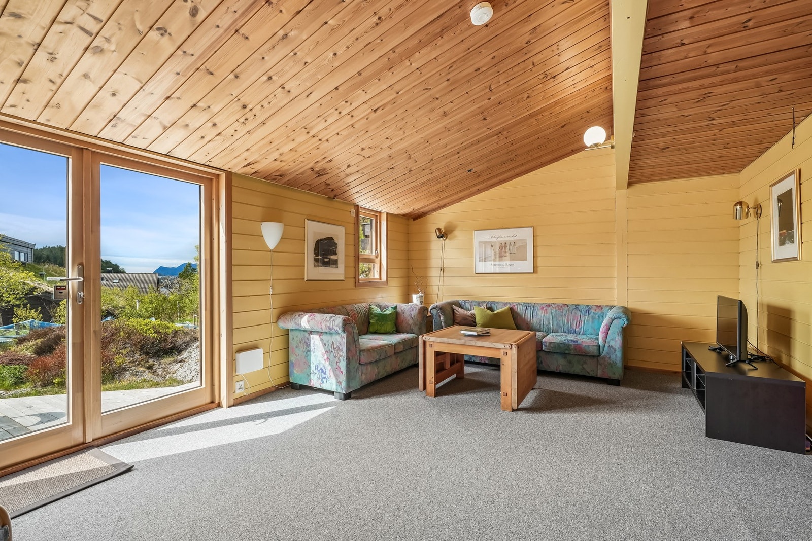 Fra loftstuen er det utgang til den vestvendte terrassen hvor man nyter ettermiddags- og kveldssolen. Galleribilde