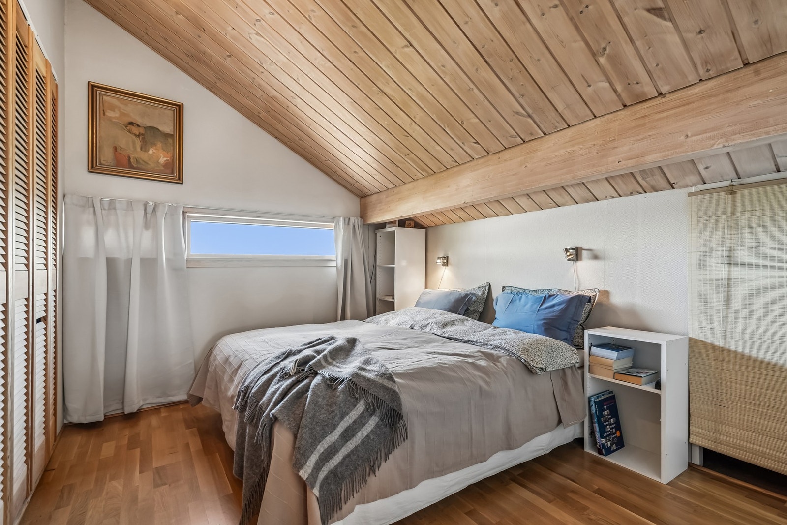 Innredet med dobbeltseng og nattbord. God plass til oppbevaring i loft. Galleribilde