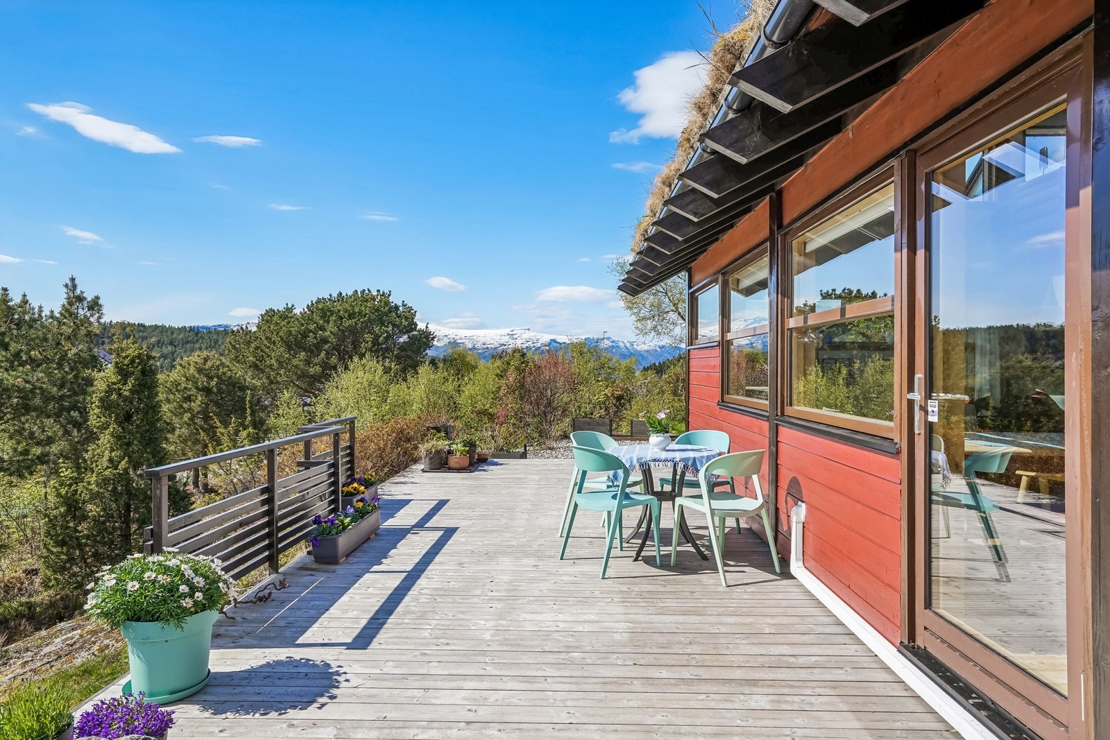 Fra spisestuen er det utgang til en sydvendt terrasse på ca. 38 kvm belagt med terrassebord og noe trerekkverk fra 2022. Galleribilde