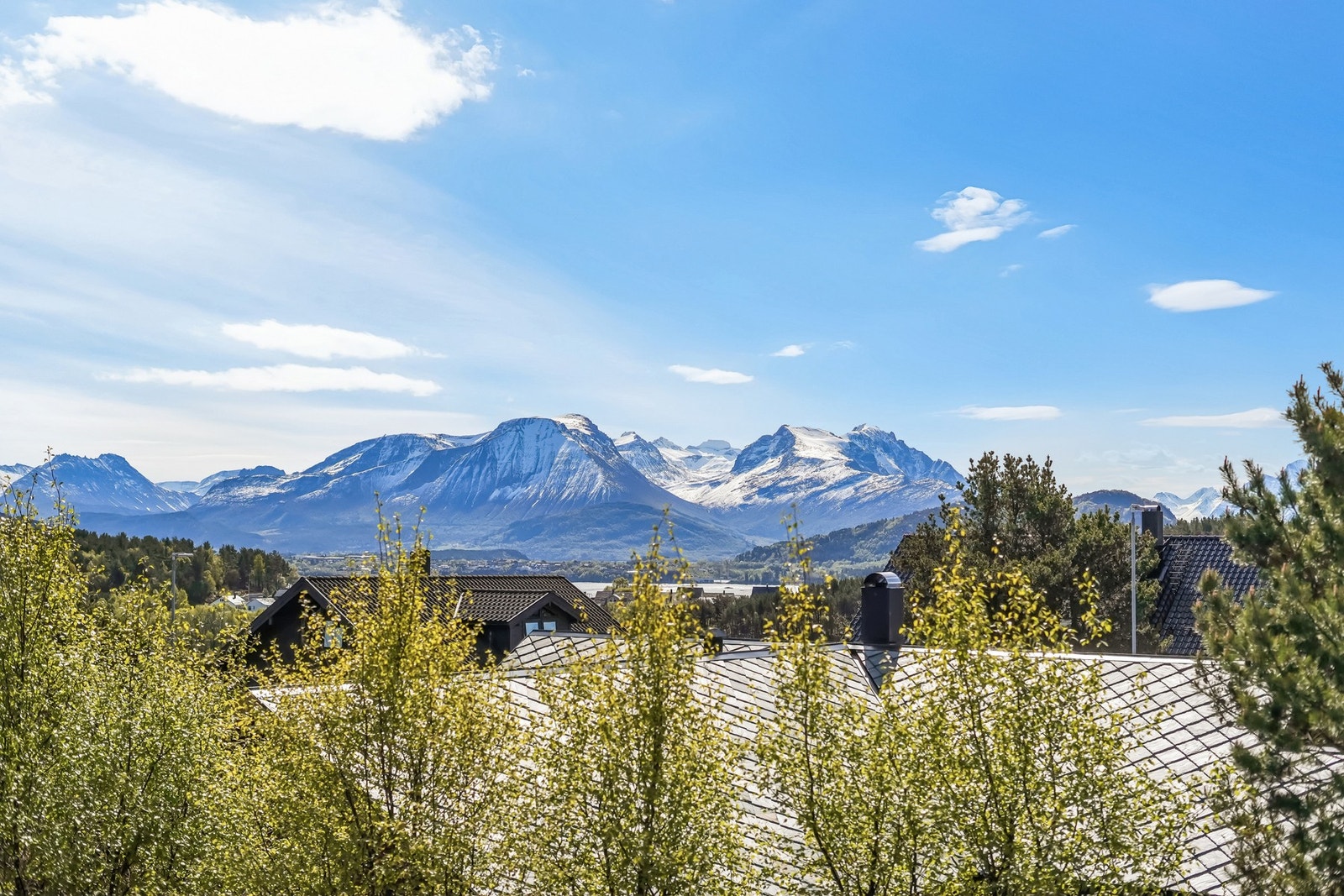 PrivatMegleren presenterer en eiendom med storslått utsikt mot mektige Sunnmørsalper og ypperlige solforhold. Galleribilde