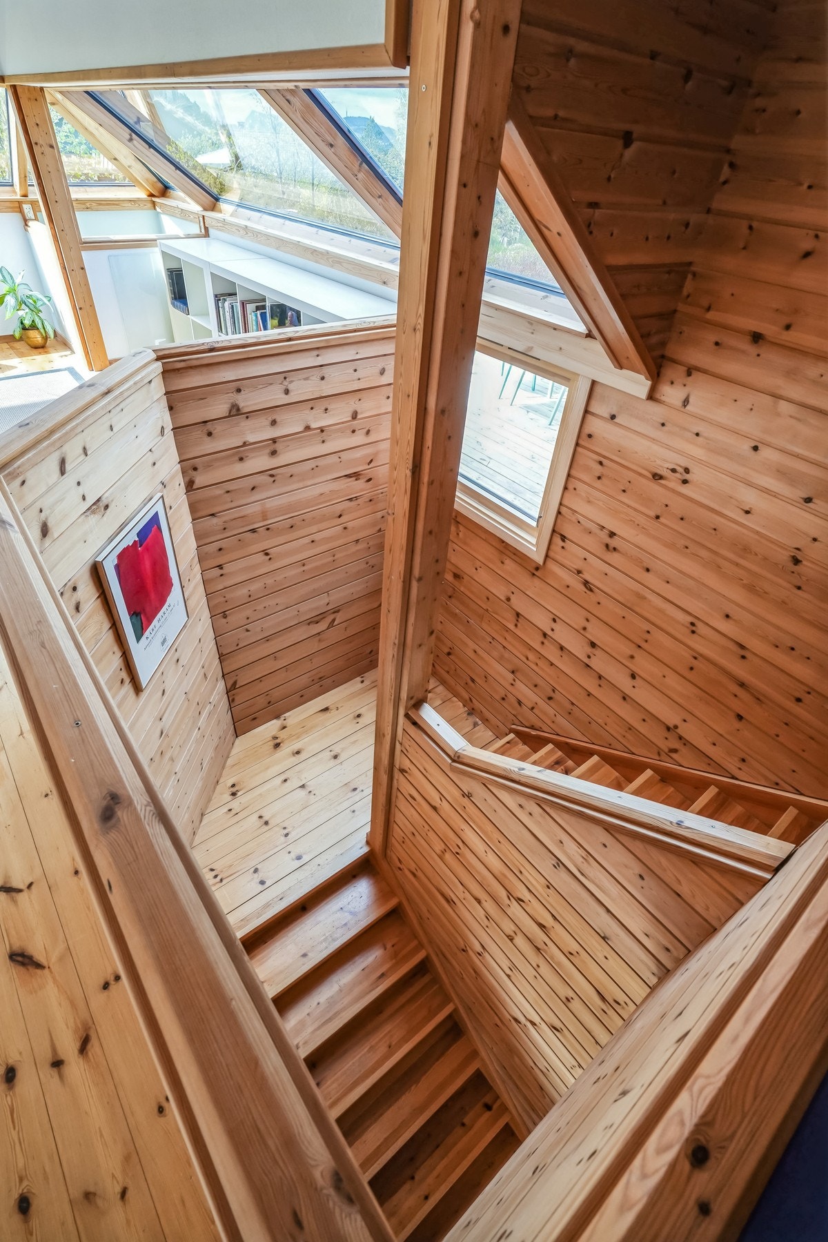 En trappeløsning utenom det vanlige - med flott håndverk, varme materialer og spennende arkitektoniske detaljer. Galleribilde