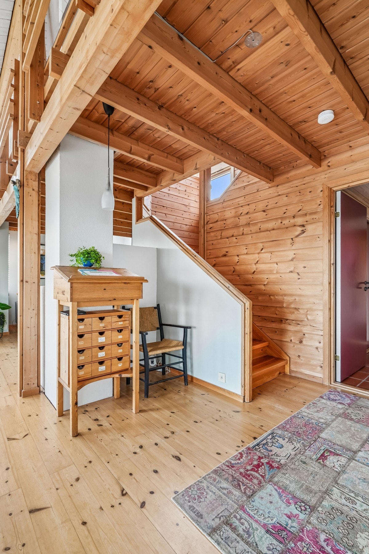 Vi beveger oss opp til boligens 2.etasje hvor vi blant annet finner tre soverom, bad, toalettrom, loftstue og hems. Galleribilde