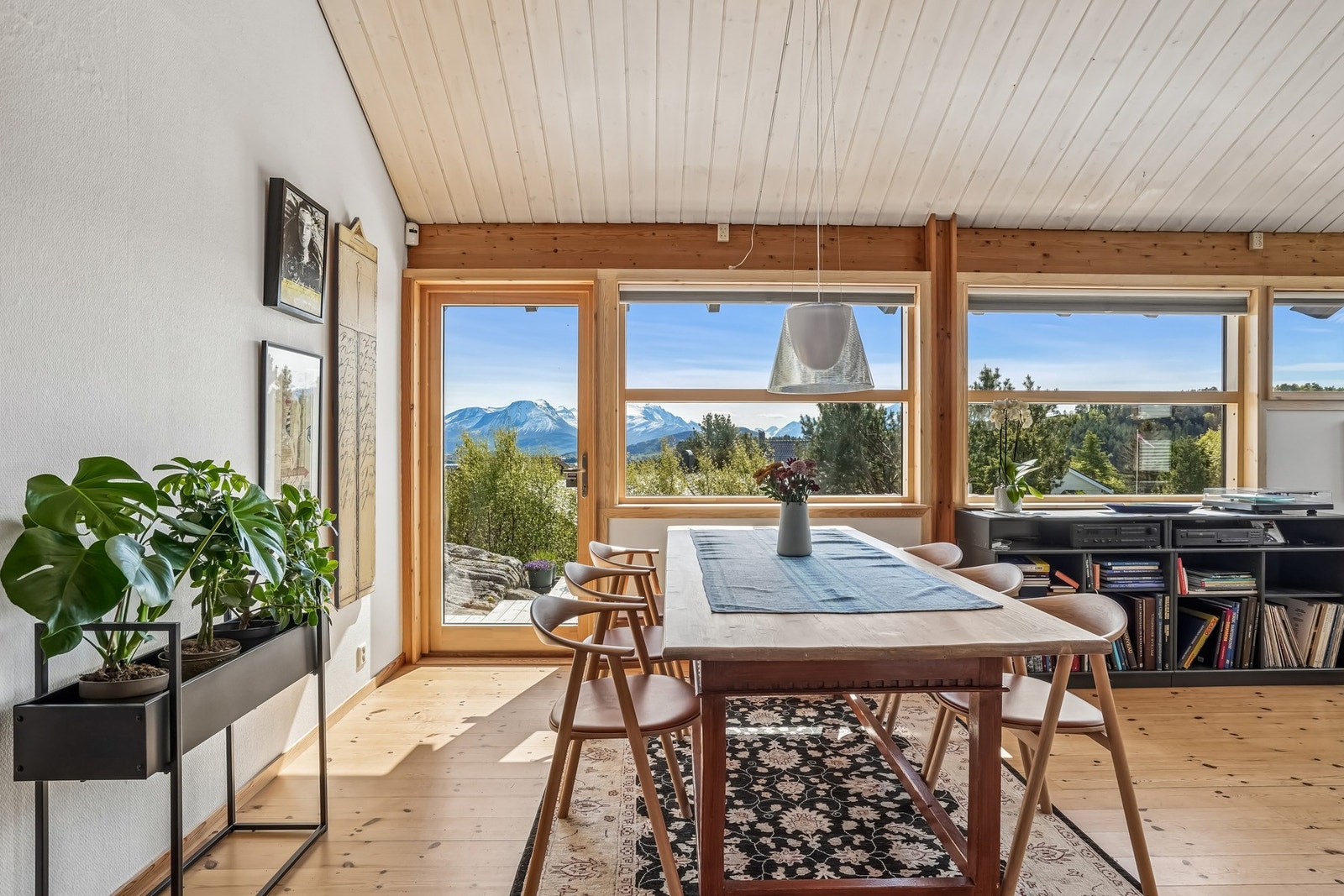 Spisestuen er plassert for å fange det beste av beliggenheten - med panoramautsikt, skiftende lys og nærkontakt med naturen året rundt. Galleribilde