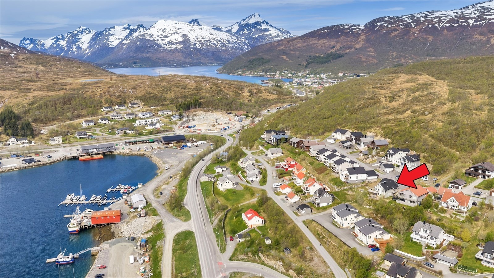 Ca 15 min kjøring til Tromsø sentrum, samt hyppige og gode bussforbindelser fra bussstopp ved hovedveien. Galleribilde