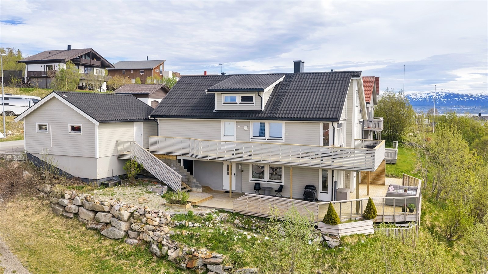 Flotte uteareal med både grøntareal og opparbeidet terrasse. Galleribilde