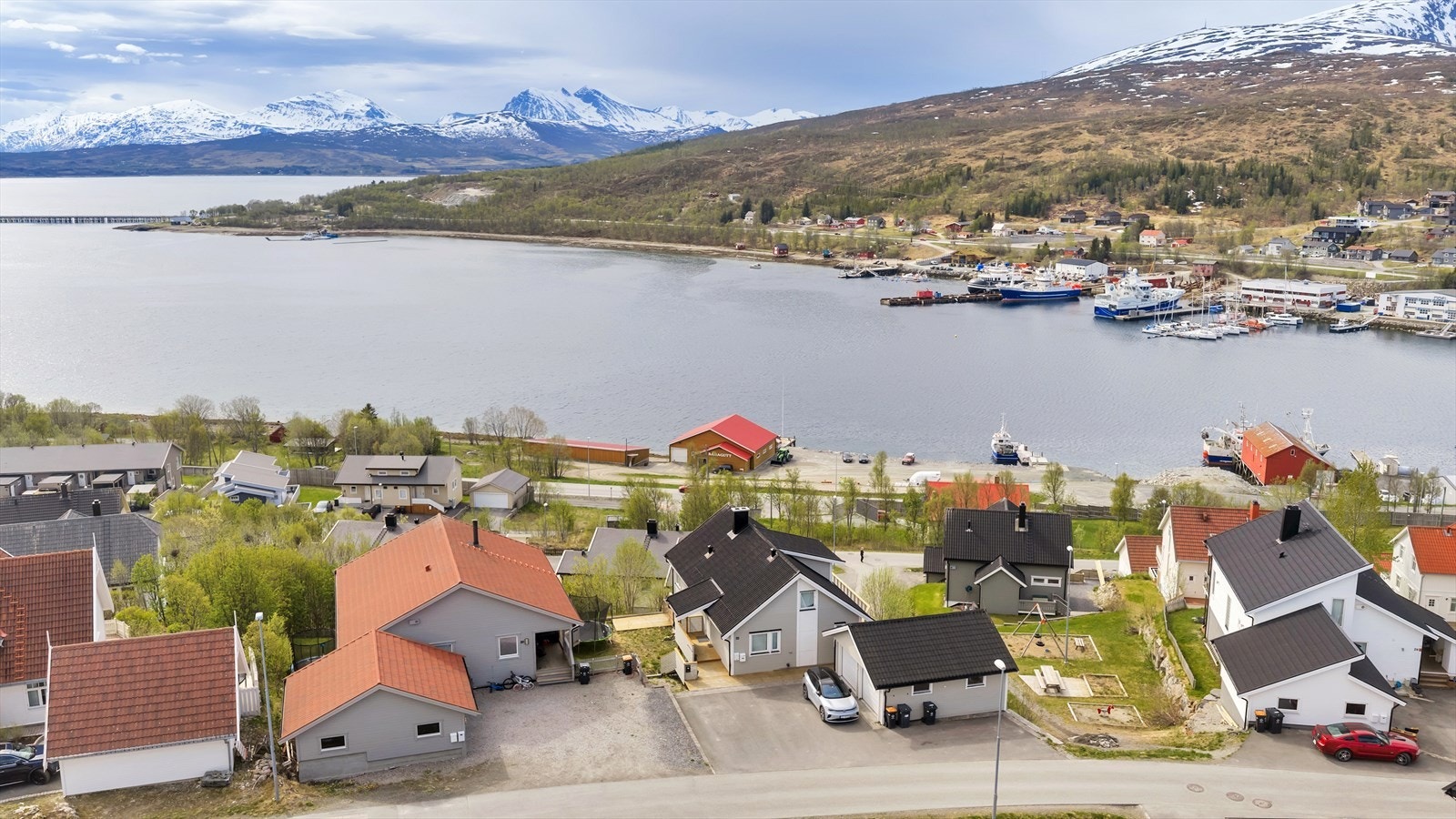 Leiligheten disponerer en halvpart av garasjen - adskilt fra naboens. Galleribilde