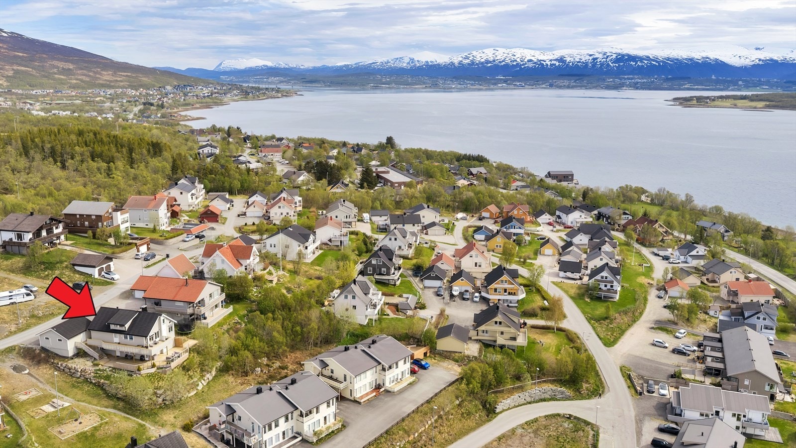 Leiligheten har en attraktiv og flott beliggenhet, høyt i terrenget i vakre Eidkjosen. Stille og rolig boligfelt, med lav trafikal belastning! Galleribilde