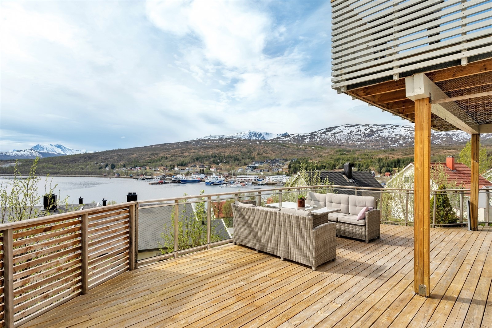 Med terrasse på hele 83 m² får du god plass til både utemøblement, grill og jacuzzi! Galleribilde