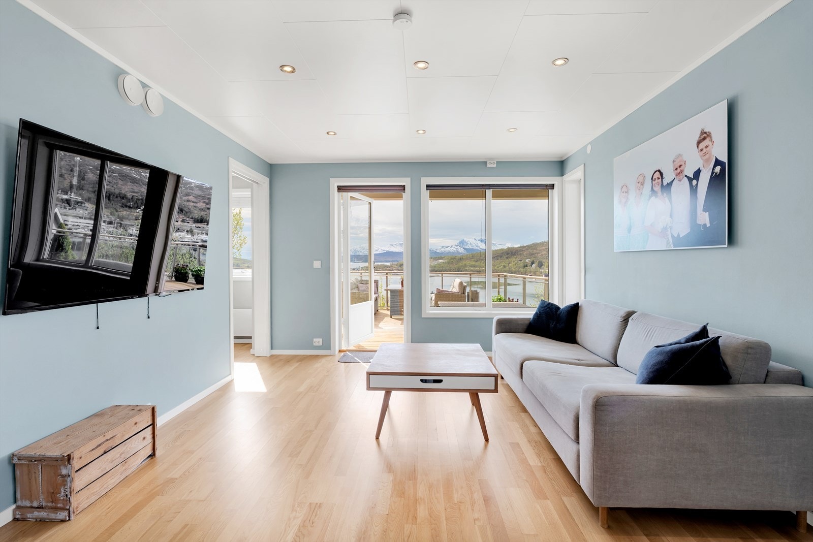 Her får du lekkert parkettgulv, glatte overflater, downlights i himling, og balansert ventilasjon! Galleribilde