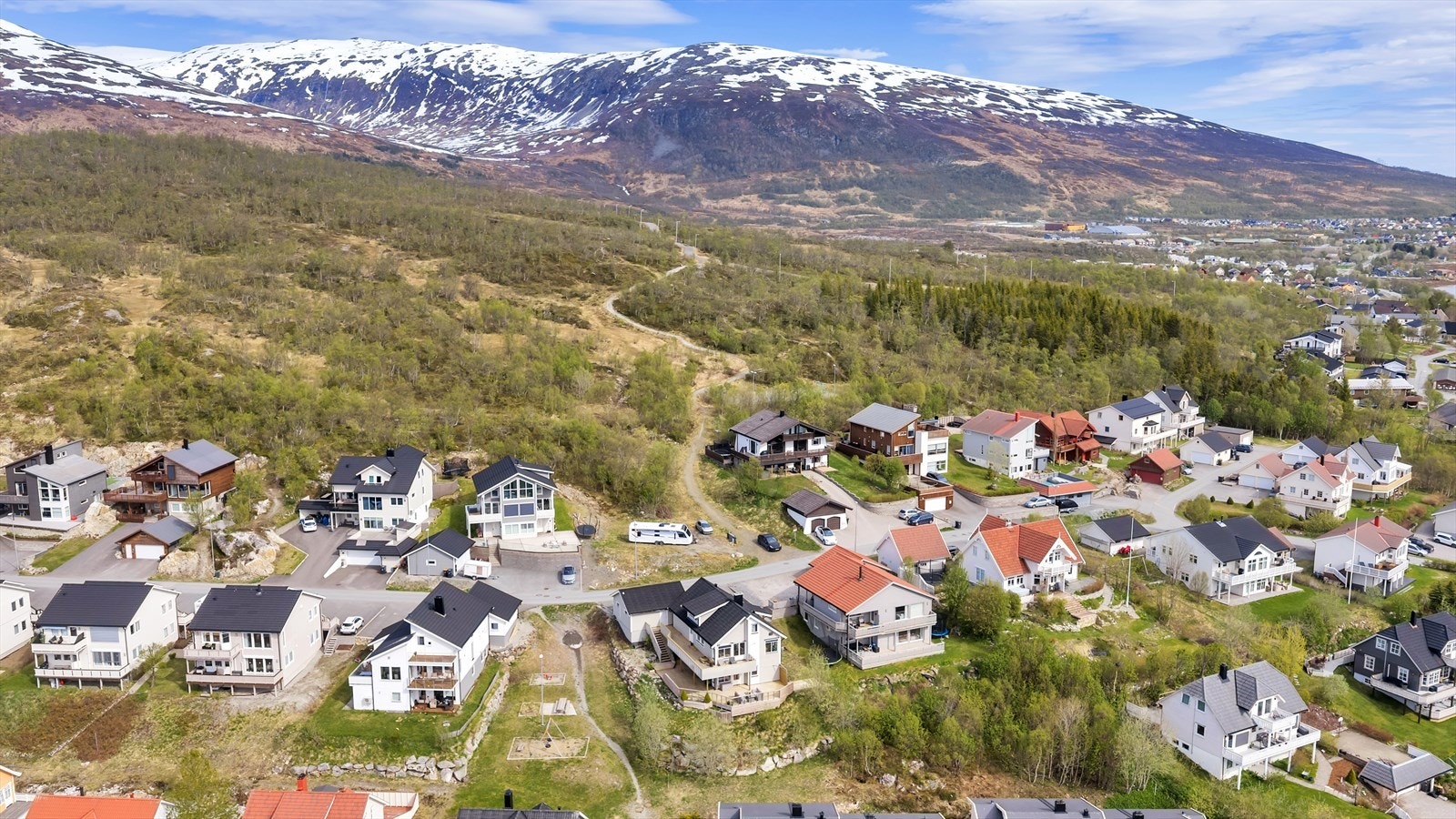 Boligen ligger fint til i et rolig nabolag bestående hovedsakelig av ene- og flermannsboliger, med lekeplass og fantastiske turområder i umiddelbar nærhet! Galleribilde