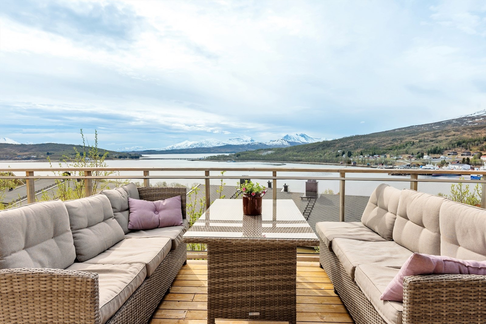 Nydelig sjø- og fjellutsikt fra terrassen! Dette er det perfekte oppholdssted på varme sommerdager! Galleribilde