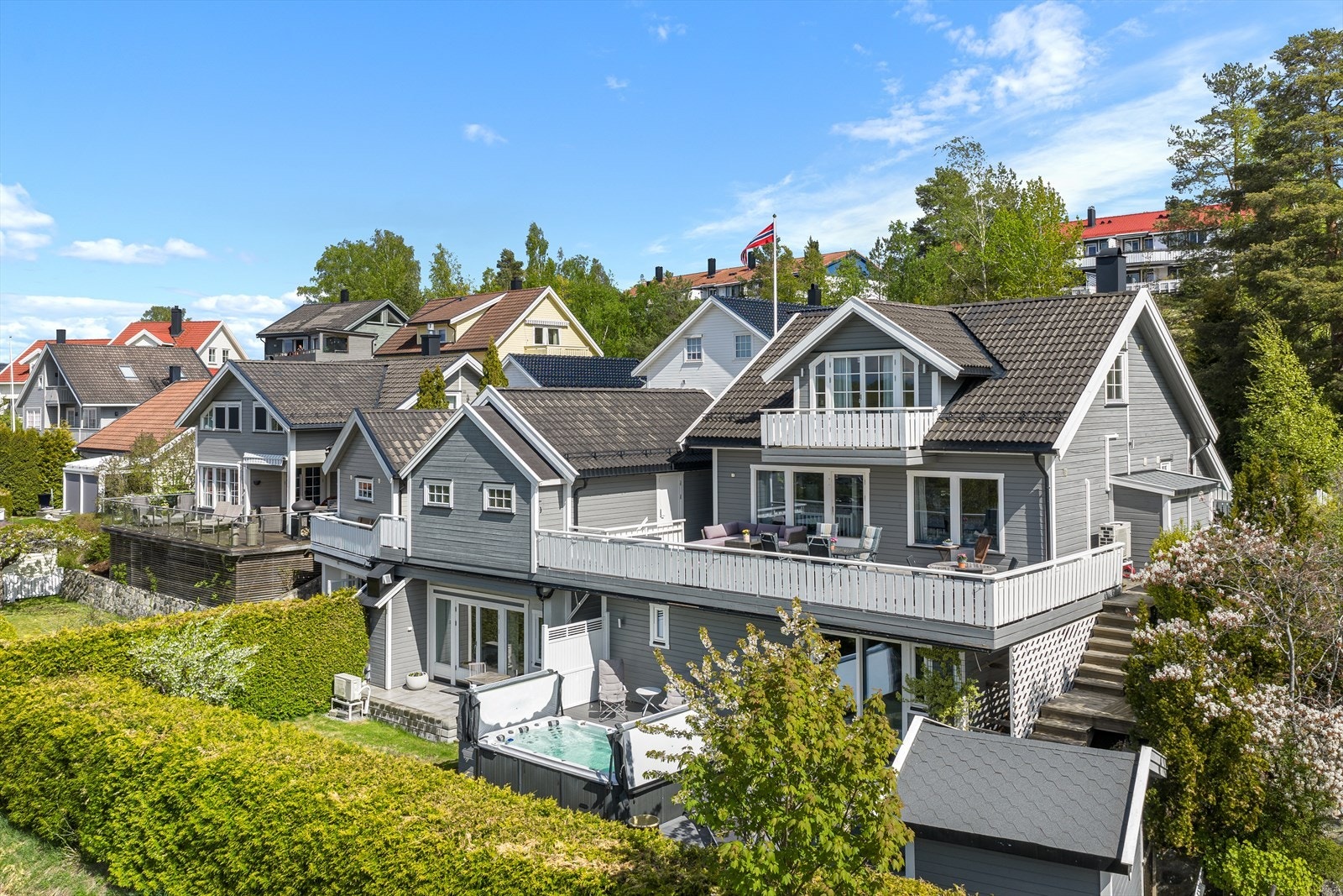 Innholdsrik eiendom med flott beliggenhet i rolige omgivelser. Galleribilde