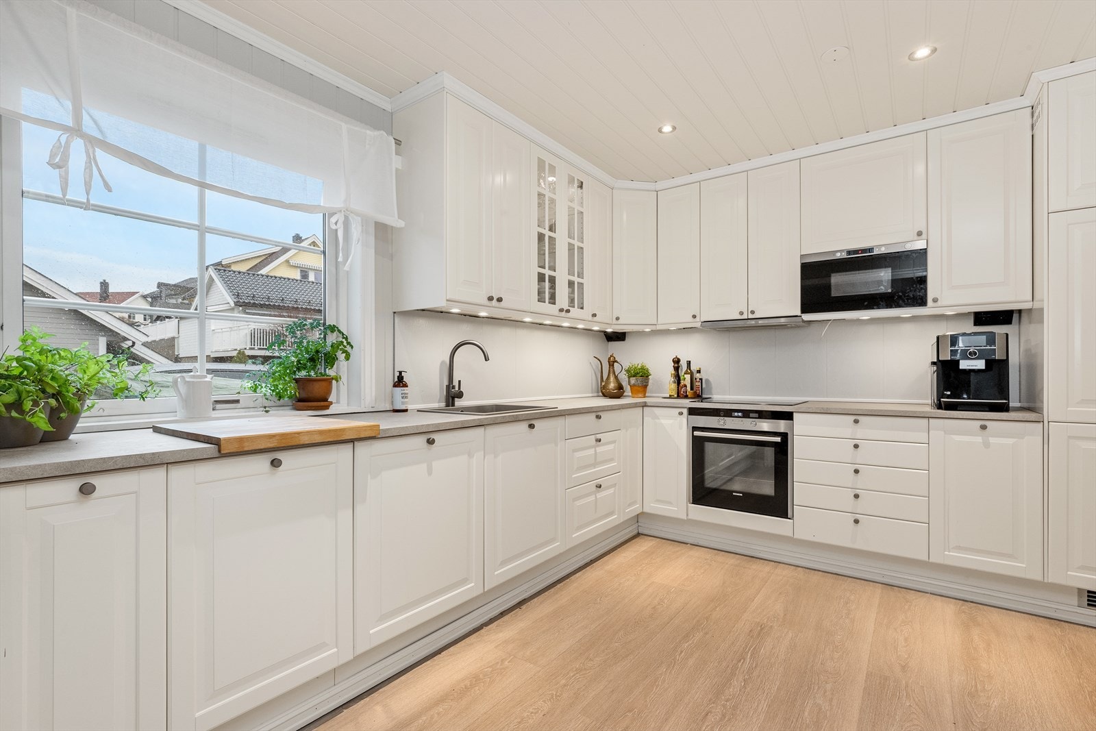 Pent kjøkken med ny benkeplate, armatur, vask og nytt gulv. Galleribilde