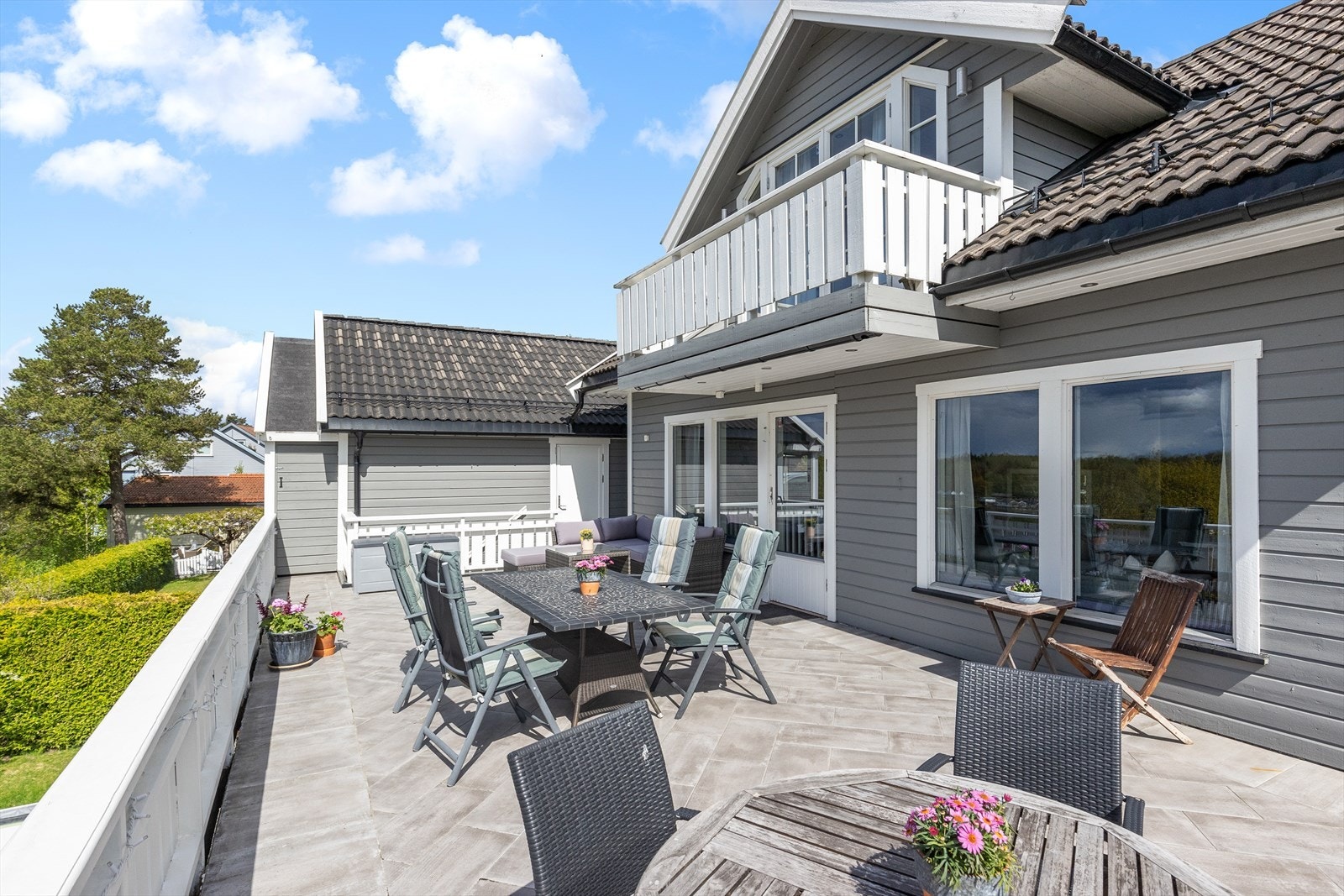 Vestvendt terrasse og balkong. Galleribilde
