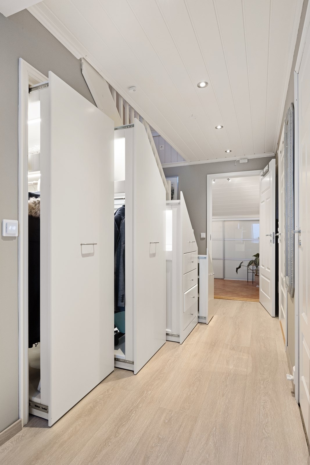 Gang med plassbygget og start garderobeløsning. Galleribilde