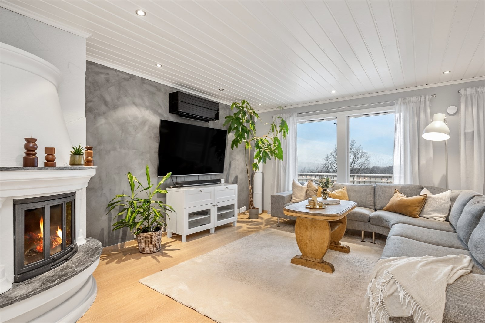 Stue med peis og varmepumpe Galleribilde