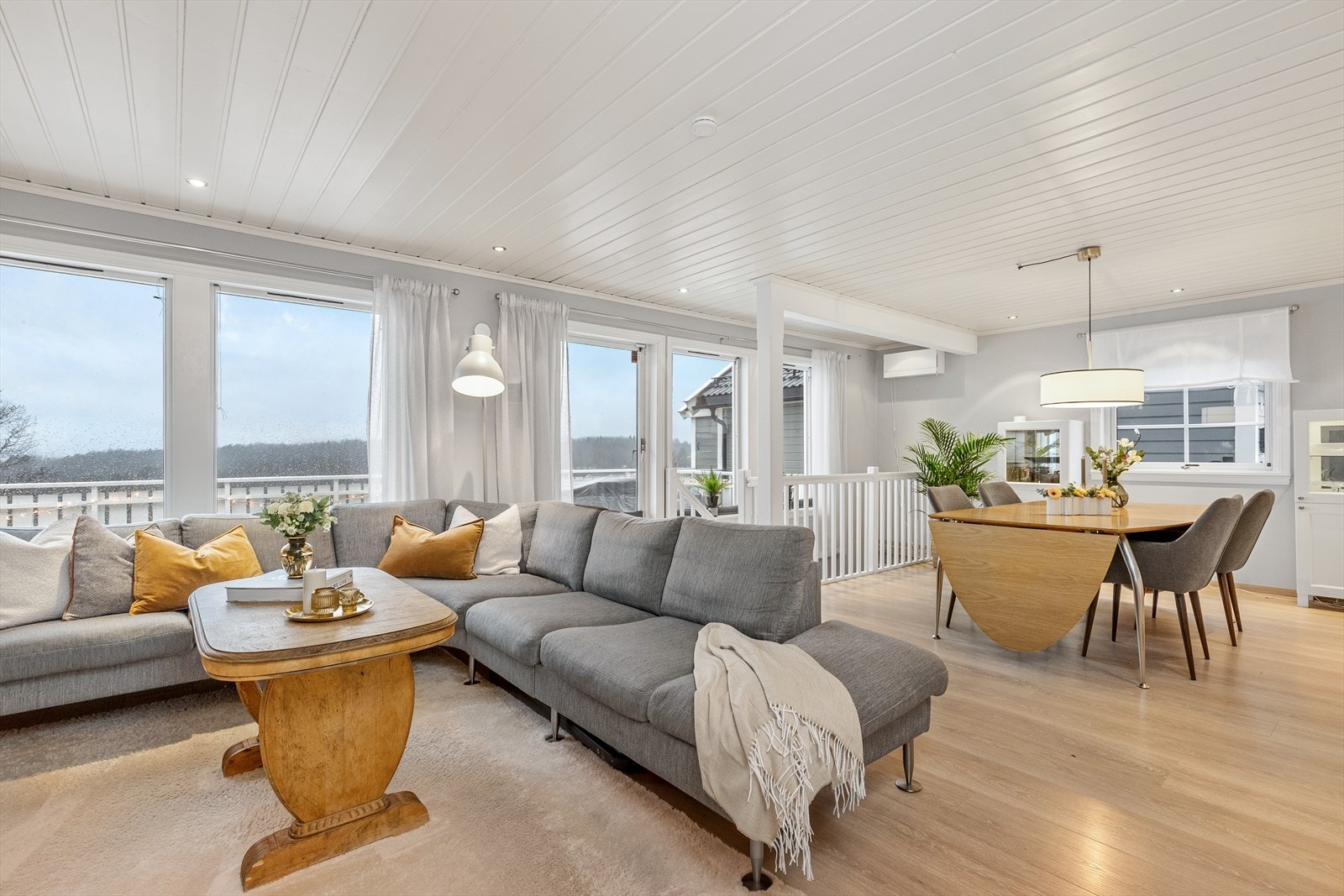 Stue og spisestue i åpen løsning - Store vindusflater og godt med utsikt og lys. 2 stk. varmepumper og utgang til terrasse mot vest. Galleribilde