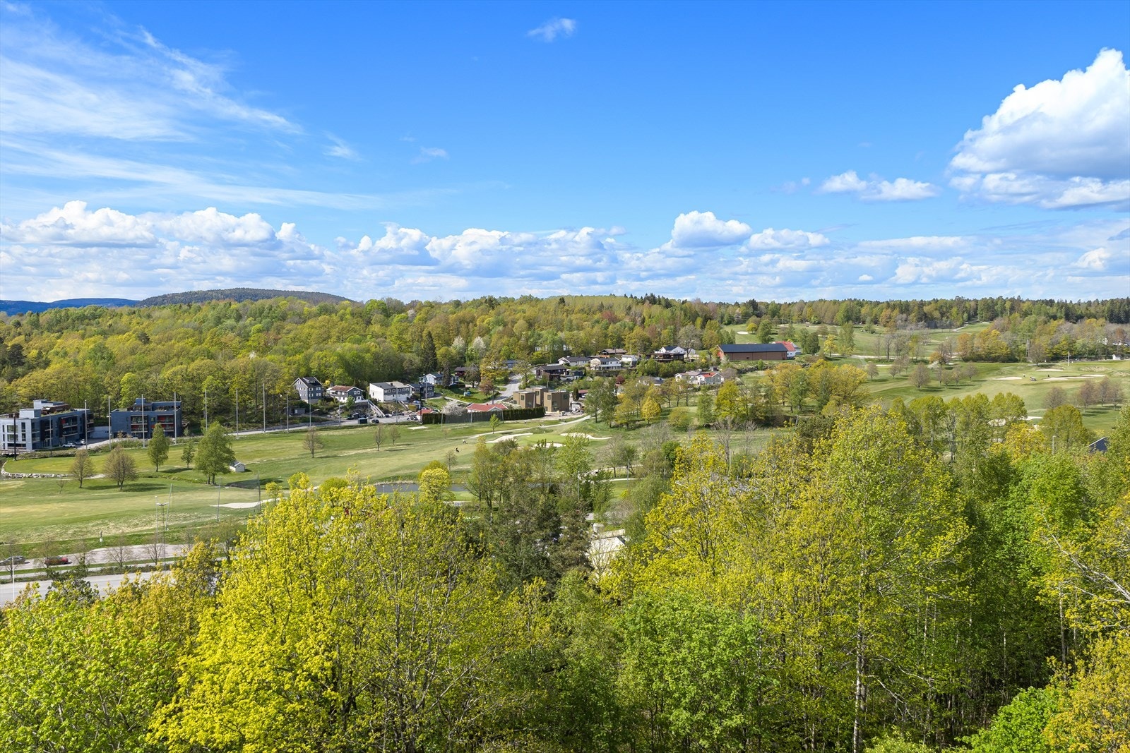 Luftig med flott utsyn over golfbanen og omkringliggende områder. Kveldssol til kl. 22:30! Galleribilde