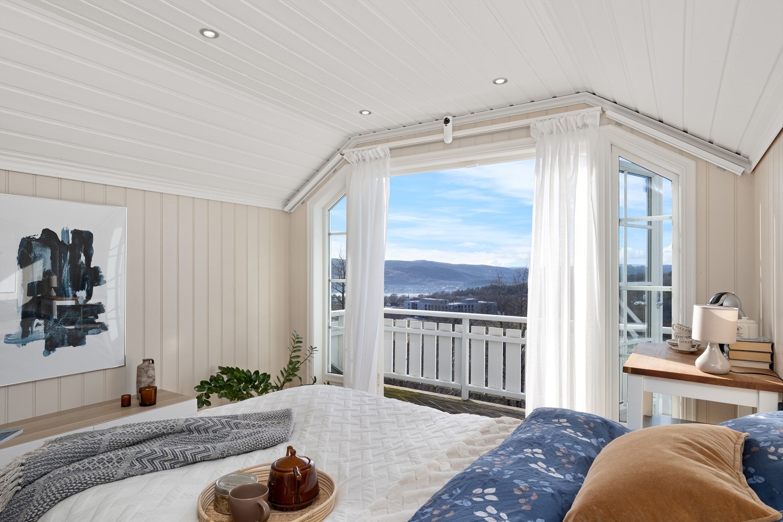 Soverom nr.1 med utsikt fra sengen Galleribilde