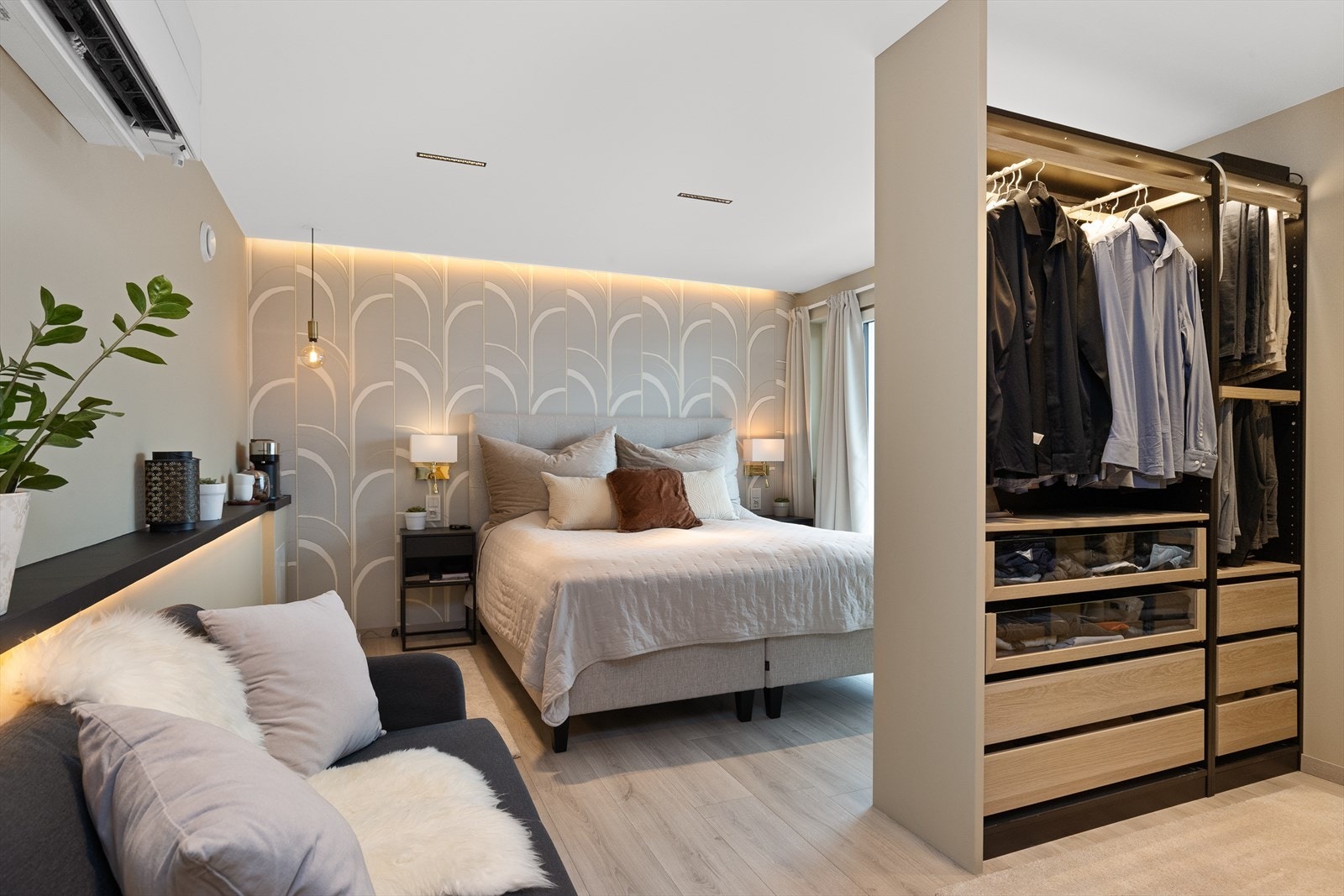 Hotel følelsen - Nyere soverom (nr.5) i underetasjen med egen walk-in garderobe og eget bad. Galleribilde