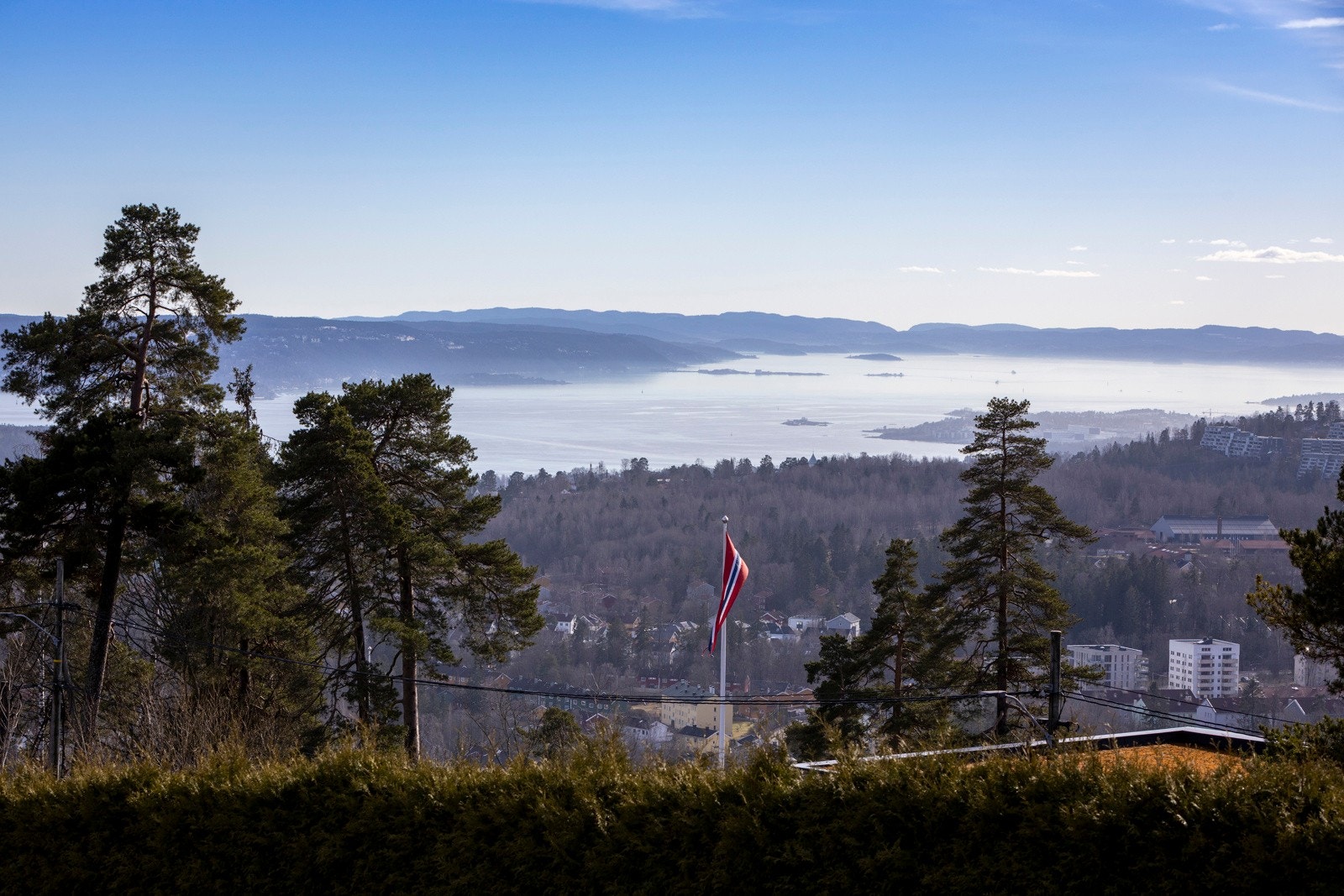 Storslått panorama over fjorden og optimale solforhold morgen til kveld Galleribilde