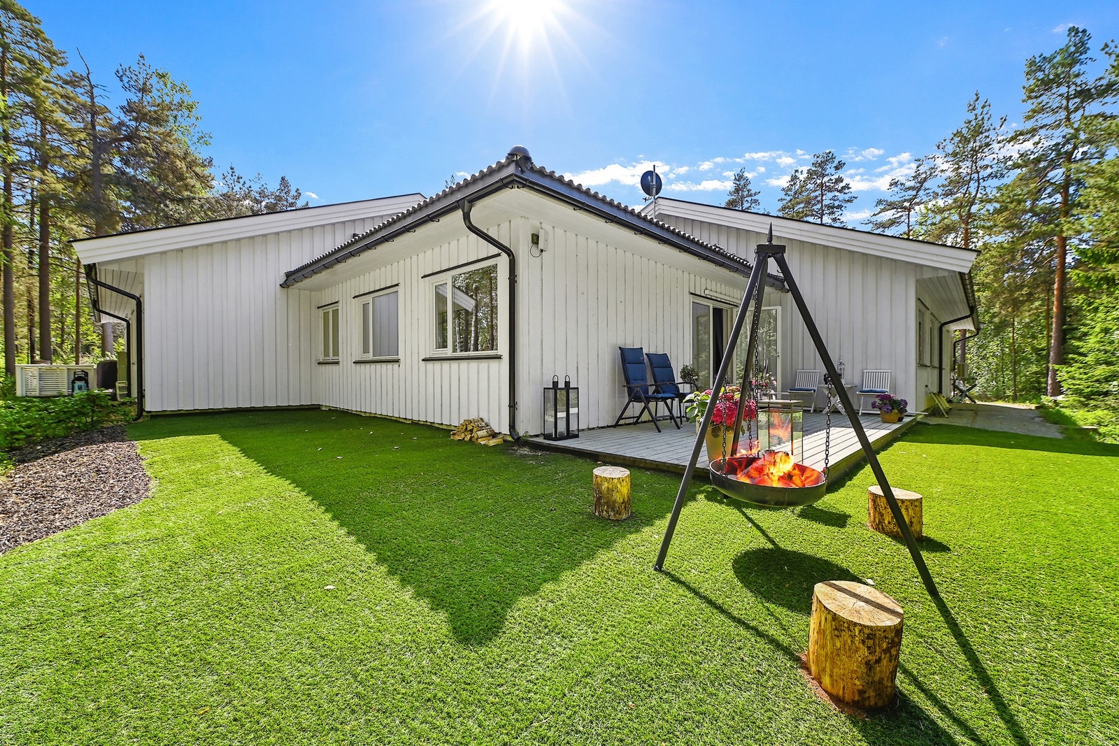 Leiligheten ligger i hjørnet av bygningen, og har flotte uteplasser på begge sider av huset. Galleribilde