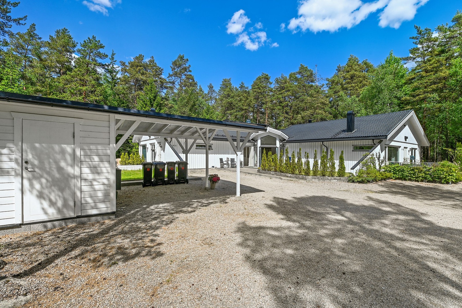 Eiendommen ligger like ved Hevingen golfklubb, som i tillegg til banen har både restaurant og flotte turområder. Galleribilde